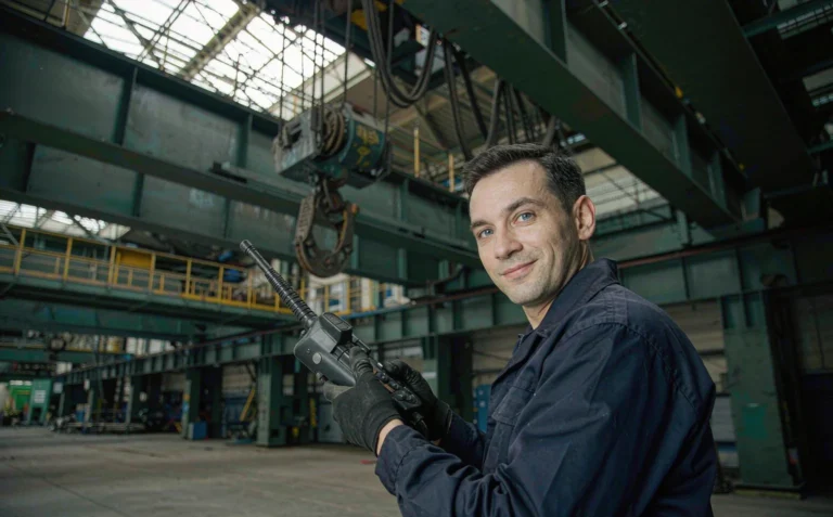 433 MHz vs 2.4 GHz: Choosing a Crane Remote Control Band